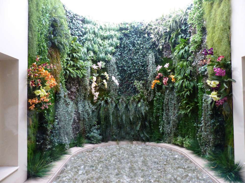 mur végétal artificiel dans une cour intérieure
