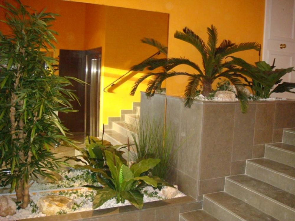 exemple de déco de hall d'immeuble avec des plantes artificielles