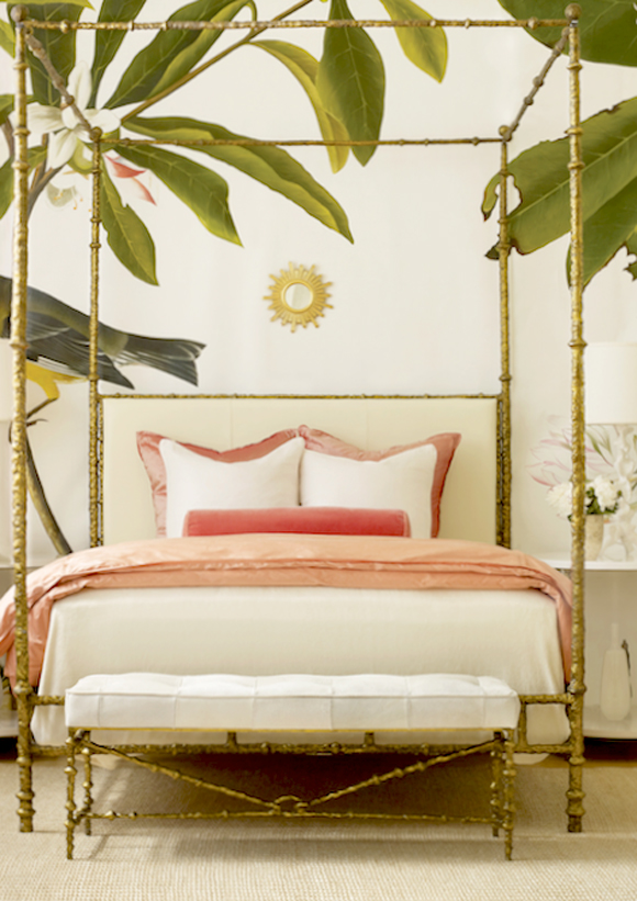 chambre tropicale avec papier peint feuille de bananier et lit à baldquins en bambou