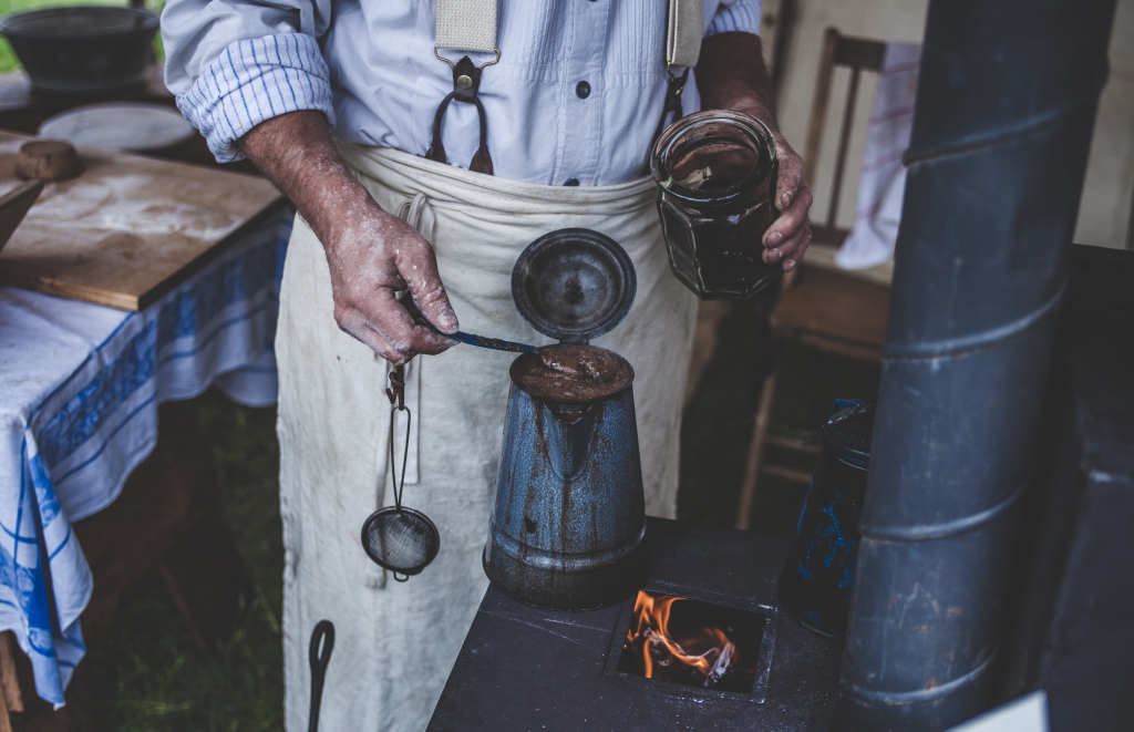 Une cafetière traditionelle sur une cuisinière à bois