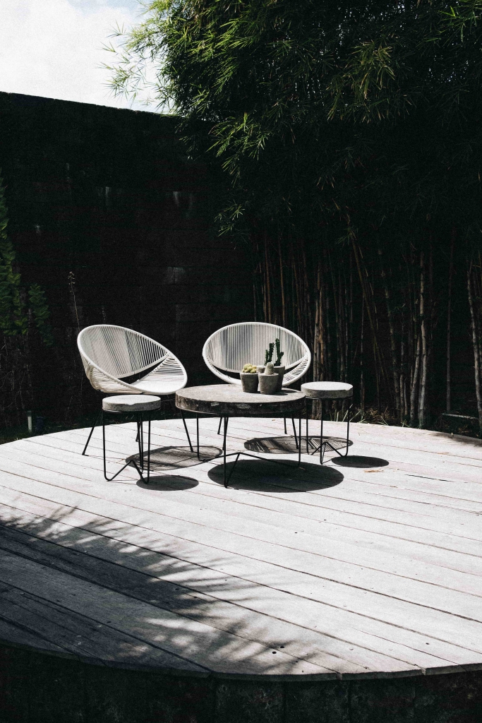 Une terrasse ronde en bois avec des meubles design