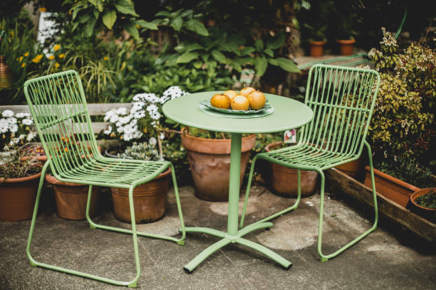 Chaises de jardin en métal avec une petite table assortie