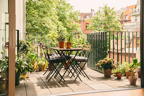 Petit salon de jardin aménagé sur un balcon