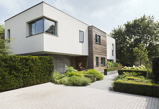 Maison moderne et jardin minimaliste bien entretenu