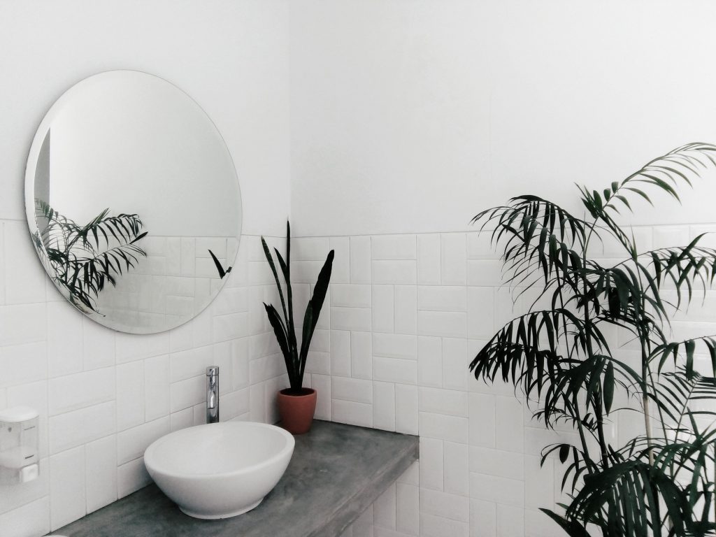 salle de bain avec miroir rond