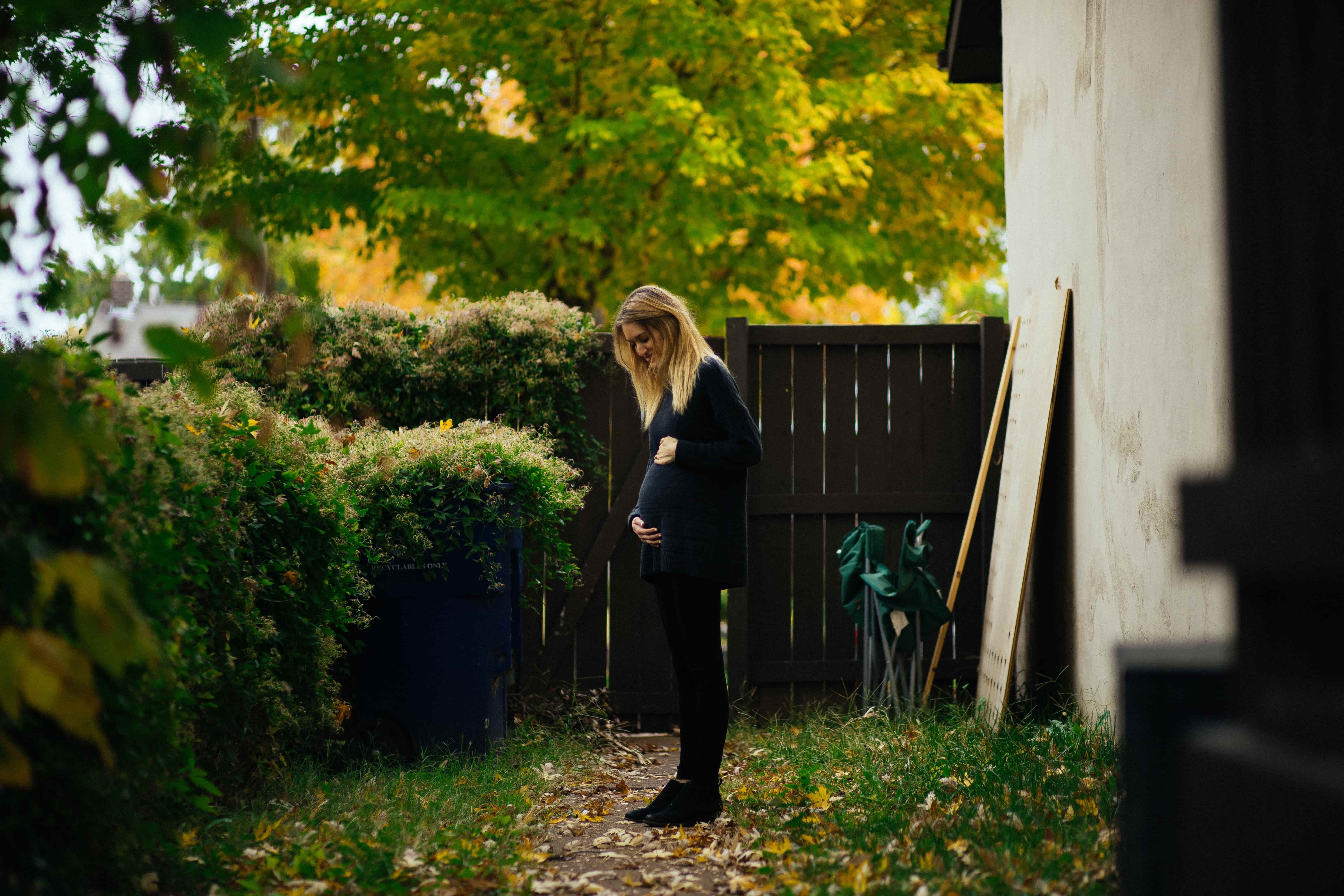 Un femme dans le jardin de sa maison