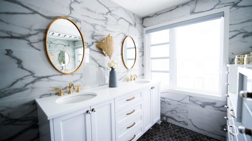 salle de bain décorée avec 2 miroirs